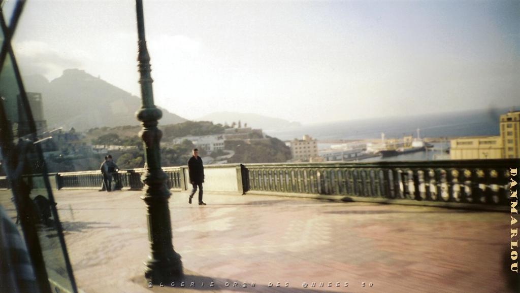 ORAN 10 2005 116 VUE DU BUS LE FRONT DE MERR ET SANTA CRUZ.jpg